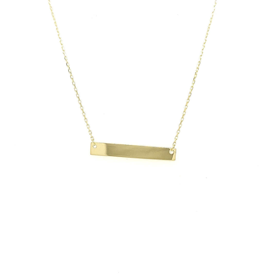 Dit 14-karaats geel gouden ankerschakel collier is onwijs leuk! In het midden van het collier zit een graveerplaat die perfect geschikt is om te laten graveren. Het collier is verstelbaar van 42cm tot 45cm.