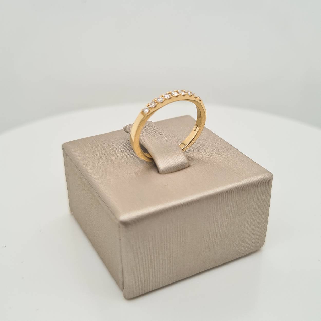  Prachtige 14krt gouden ring met diamant (0.12crt H/SI-1). Te dragen naast een andere ring, of alleen.