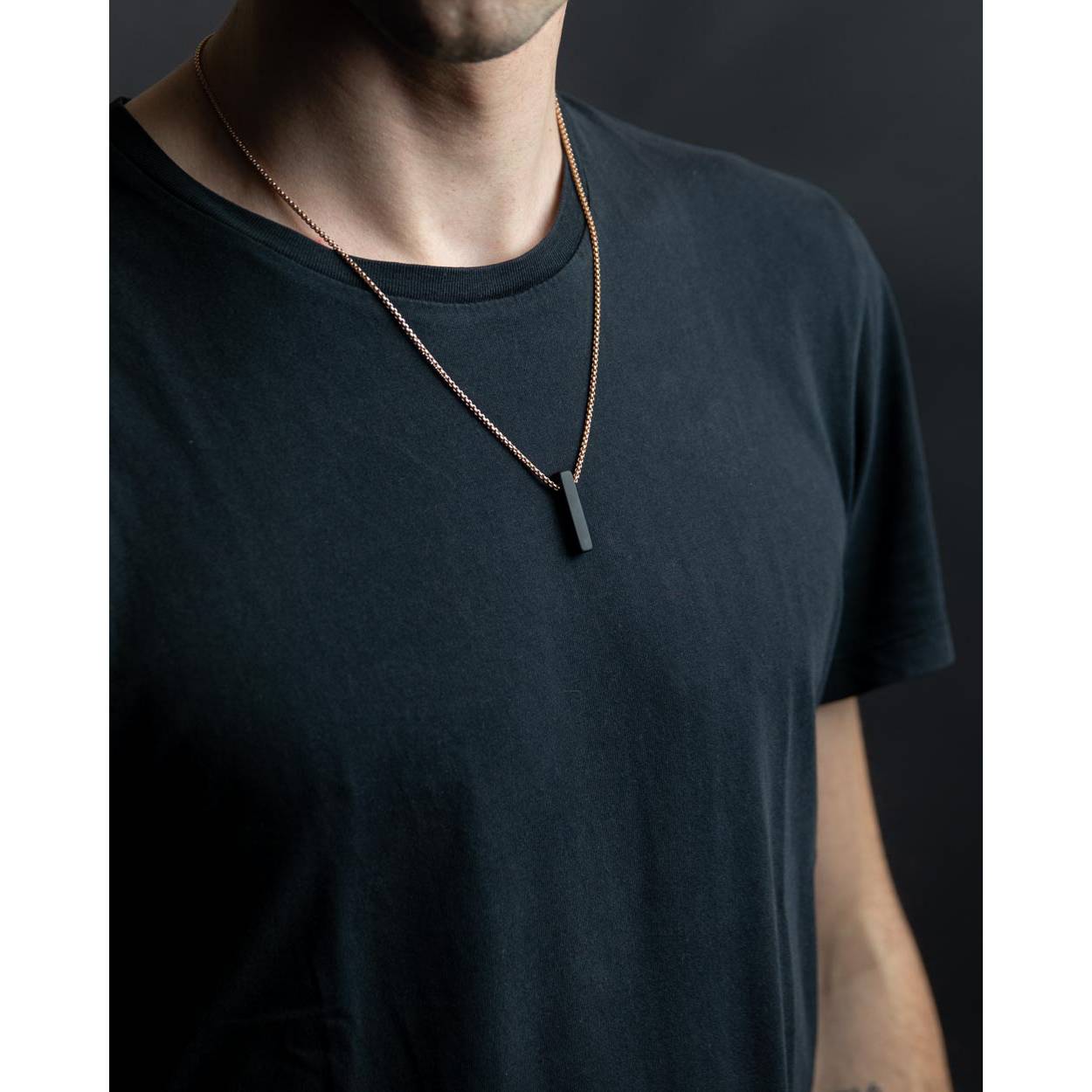 De Tantum Gold Black ketting is gemaakt met een op maat gemaakte Agaat steen. Agaat is een beschermende steen die vooral in de VS en in Mexico te vinden is. Zijn beschermende kracht zorgt voor innerlijke stabiliteit, rust en volwassenheid. Wist je trouwens dat deze steen wordt gevormd in vulkanisch actieve gebieden, waar het water door de scheuren van de aarde stroomt?

De ketting is gemaakt van hoogwaardig 316L roestvrij staal. De lengte van de ketting is 54 cm en bij elke ketting wordt een verlengkettinkje van 10 cm meegeleverd.