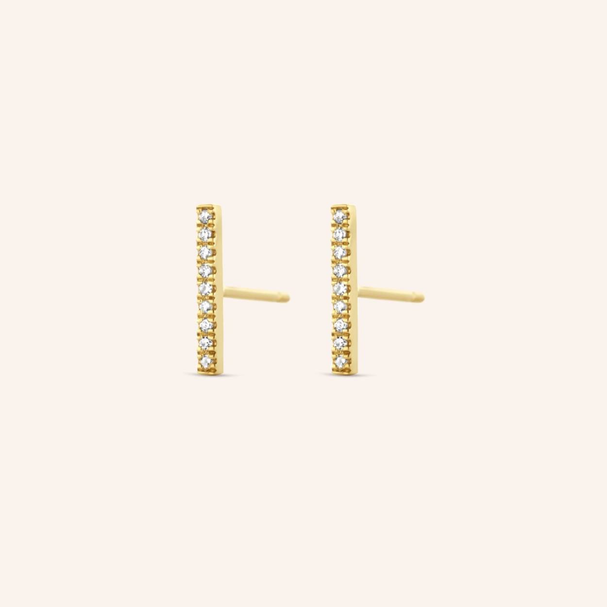 Rockend in een minimale rechthoekige stijl - rijk aan diamanten, waarvan 18x geplaveid - er is geen andere manier om deze staafknopjes te beschrijven dan de slimste investering voor je fijne sieradenset.
