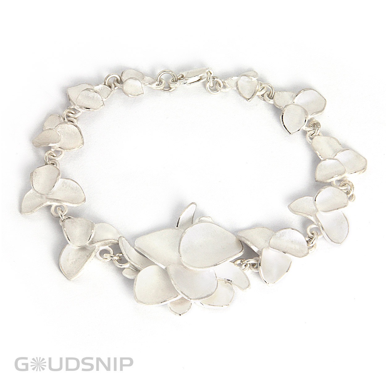 Unieke zilveren armband gemaakt in eigen atelier