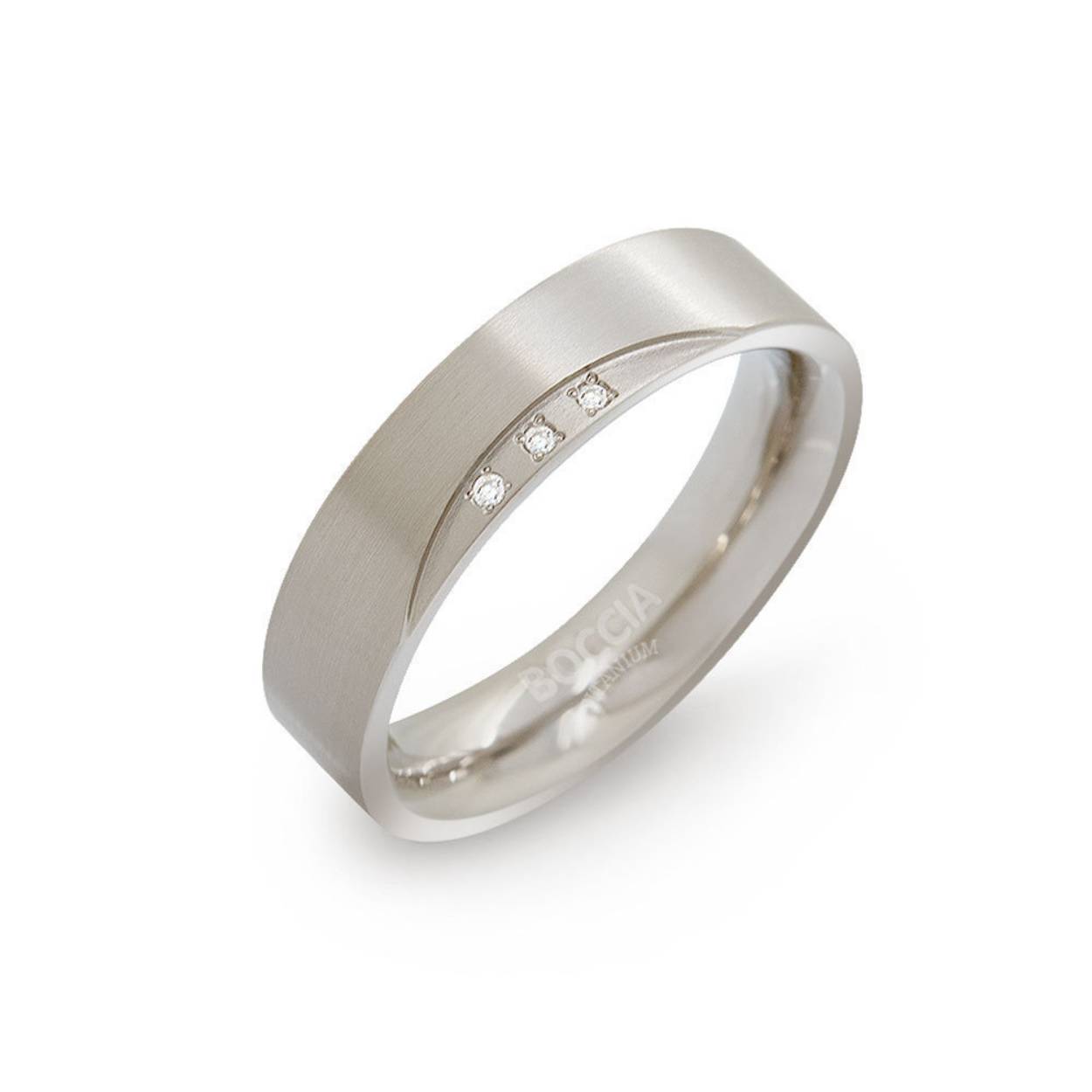 Deze gematteerde damesring van Boccia Titanium heeft drie met de hand gezette diamanten (0.015 ct). De 0138-02 is verkrijgbaar in meerdere maten, heeft een bolle binnenkant en is 5mm breed. Kortom, een stijlvol & elegant accessoire!