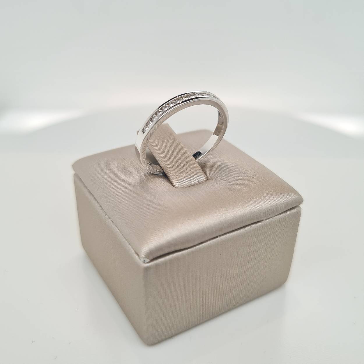 Prachtige fijne 14krt witgouden sider ring met een rij diamant 17-0,15crt G, Si.

Deze ring is maat 53 (17), heeft u interesse in een andere maat? Neem dan contact met ons op.
