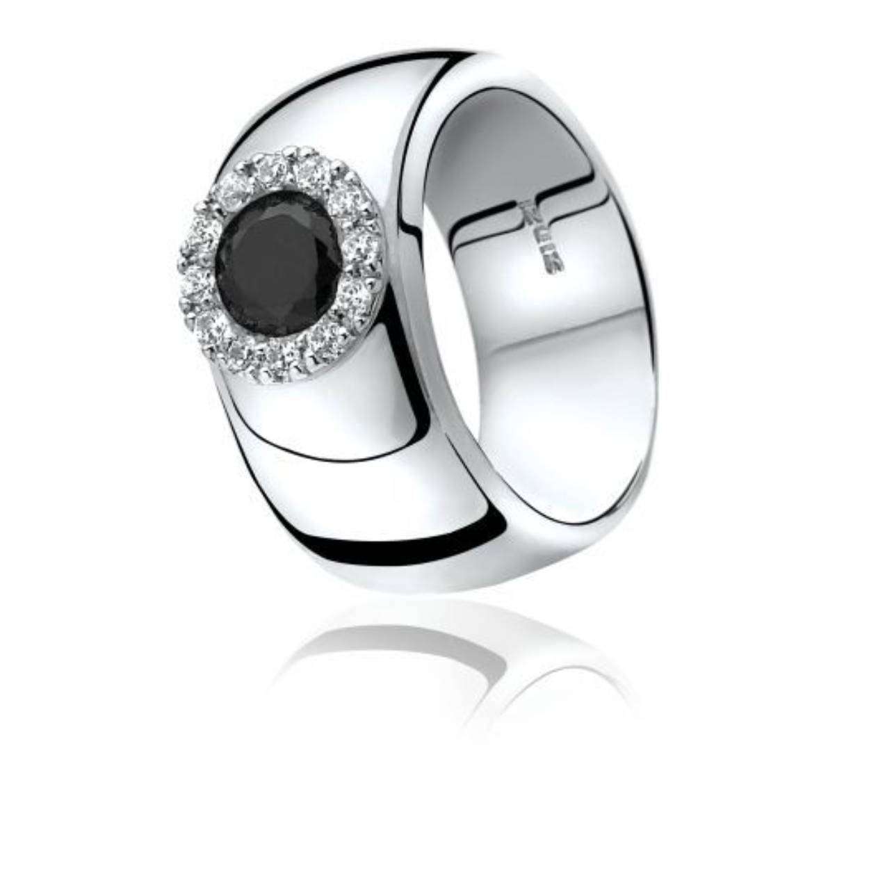 ZINZI zilveren ring bezet met ronde zwarte zirconia, omlijst met kleine witte zirconia's. Vervaardigd van eerste gehalte zilver (925) en met extra rodiumlaag voor een langdurige glans.
