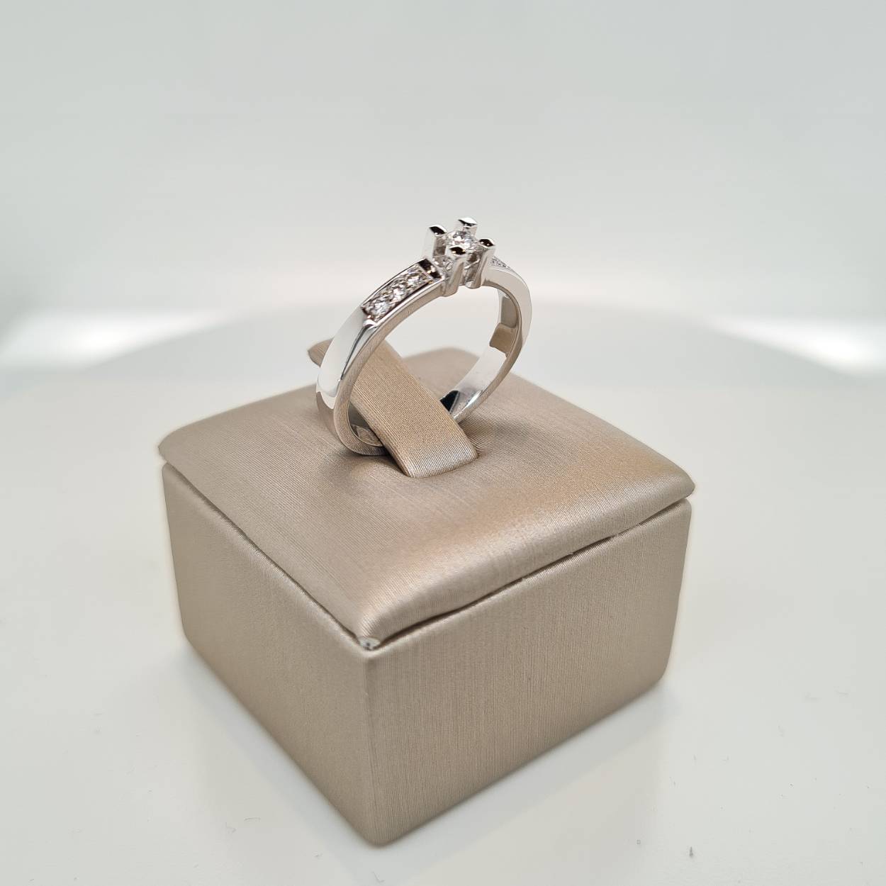 Prachtige 14krt witgouden ring met diamant 1-0,07/6-0,09 Crt H SI.

De maat van de ring is 53 (17). Heeft u een andere maat neem dan gerust contact met ons op.