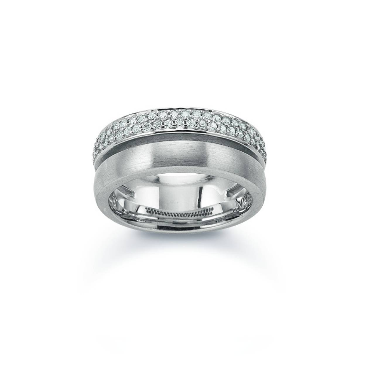 Deze prachtige zilveren ring van Viventy is bezet met zirkonia. De maat van de ring is 53. Heeft u interesse in een andere maat? Neem dan contact met ons op.