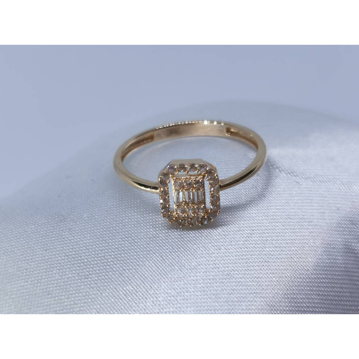 14 karaat geel gouden ring bezet met baguette en briljant geslepen zirkonia's.