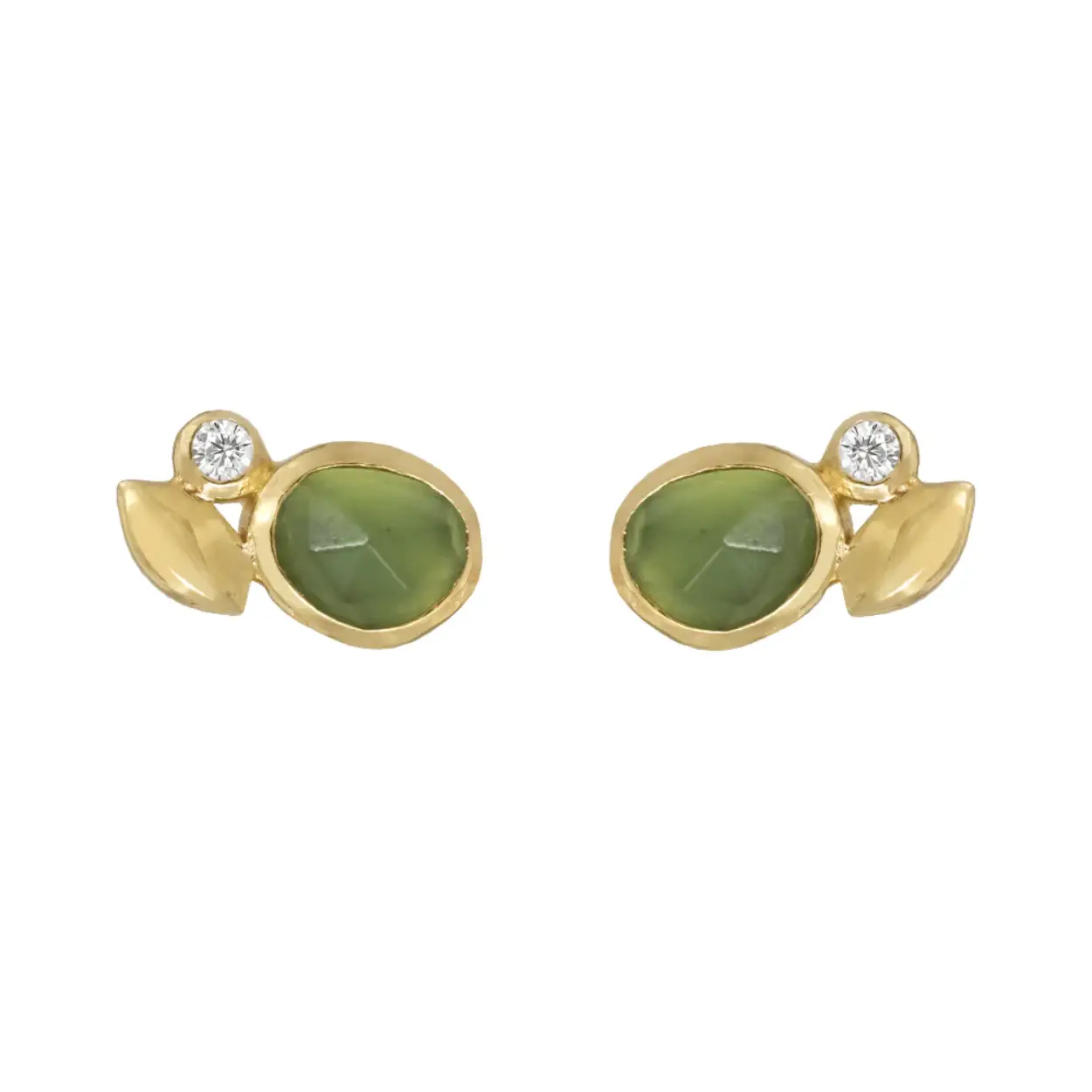 Deze geel goud vergulde oorknoppen hebben elk een roosgeslepen groene serpentijn van 5 x 4 mm met een 1,5 mm zirkonia.