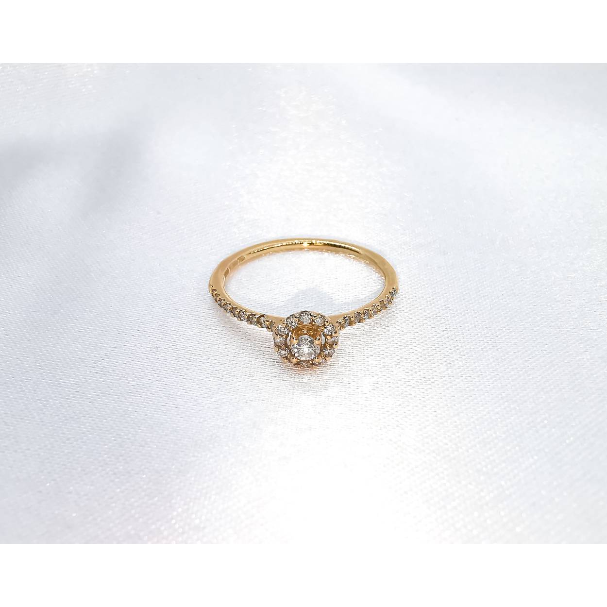 Centersteen
Soort: Diamant
Slijpvorm: briljant
Karaat: 0.07
Helderheid: VS1
Kleur: H
Aantal: 1

Rozet
Soort: Diamant
Slijpvorm: briljant
Karaat: 0.02
Helderheid: VS1
Kleur: H
Aantal: 12

Rug
Soort: Diamant
Slijpvorm: briljant
Karaat: 0.01
Helderheid: VS1
Kleur: H
Aantal: 20