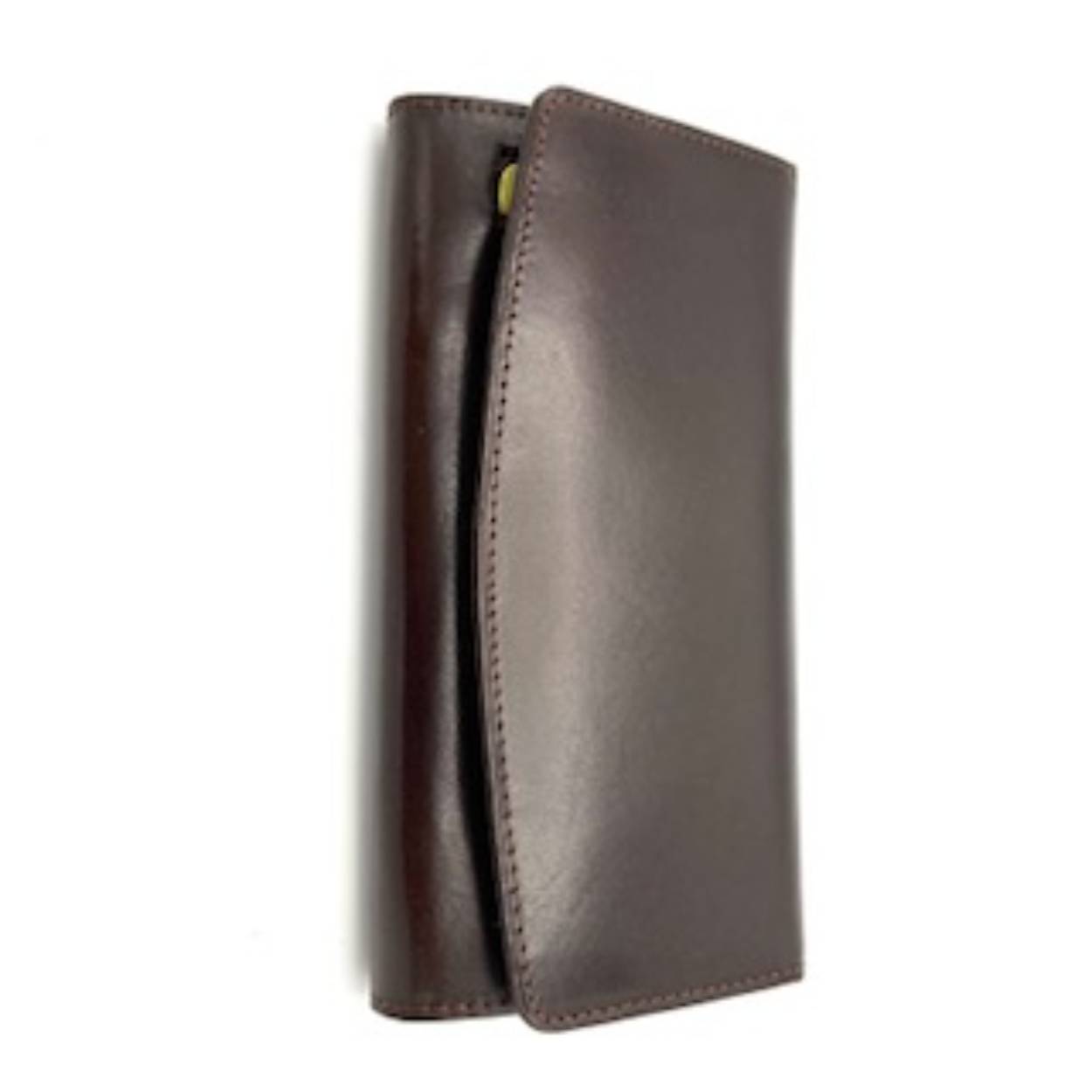 Mooie beugel portemonnee voorzien van beugel onder de klep. Aan de achterzijde zit een rits. 
Onder de klep 3 steekvakken en ruimte om 13 kaartjes op te bergen.


Afmetingen:
Hoogte  9 cm x breed 17.5 cm x diep 3 cm
