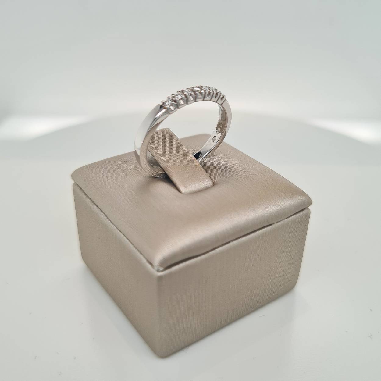 Prachtige 14krt R&C Lifetime Collection Alliance Cato ring met 7 diamanten 0,07crt H P1.

Deze ring is maat 54 (17 1/4), heeft u interesse in een andere maat? Neem dan contact met ons op.
