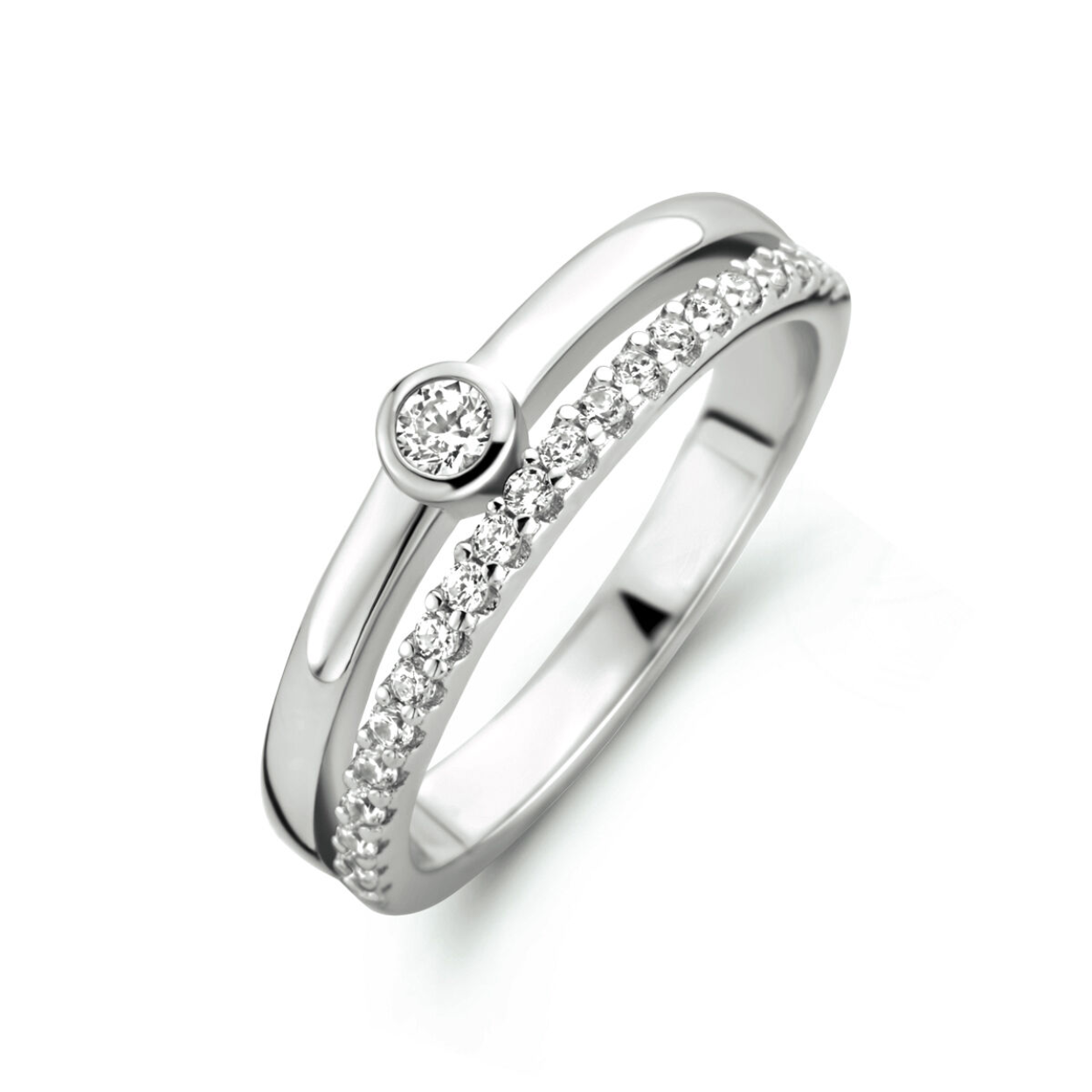 Gerhodineerd 925 zilveren ring uitgevoerd met schitterend zirkonia. De ring heeft een breedte van 5mm.