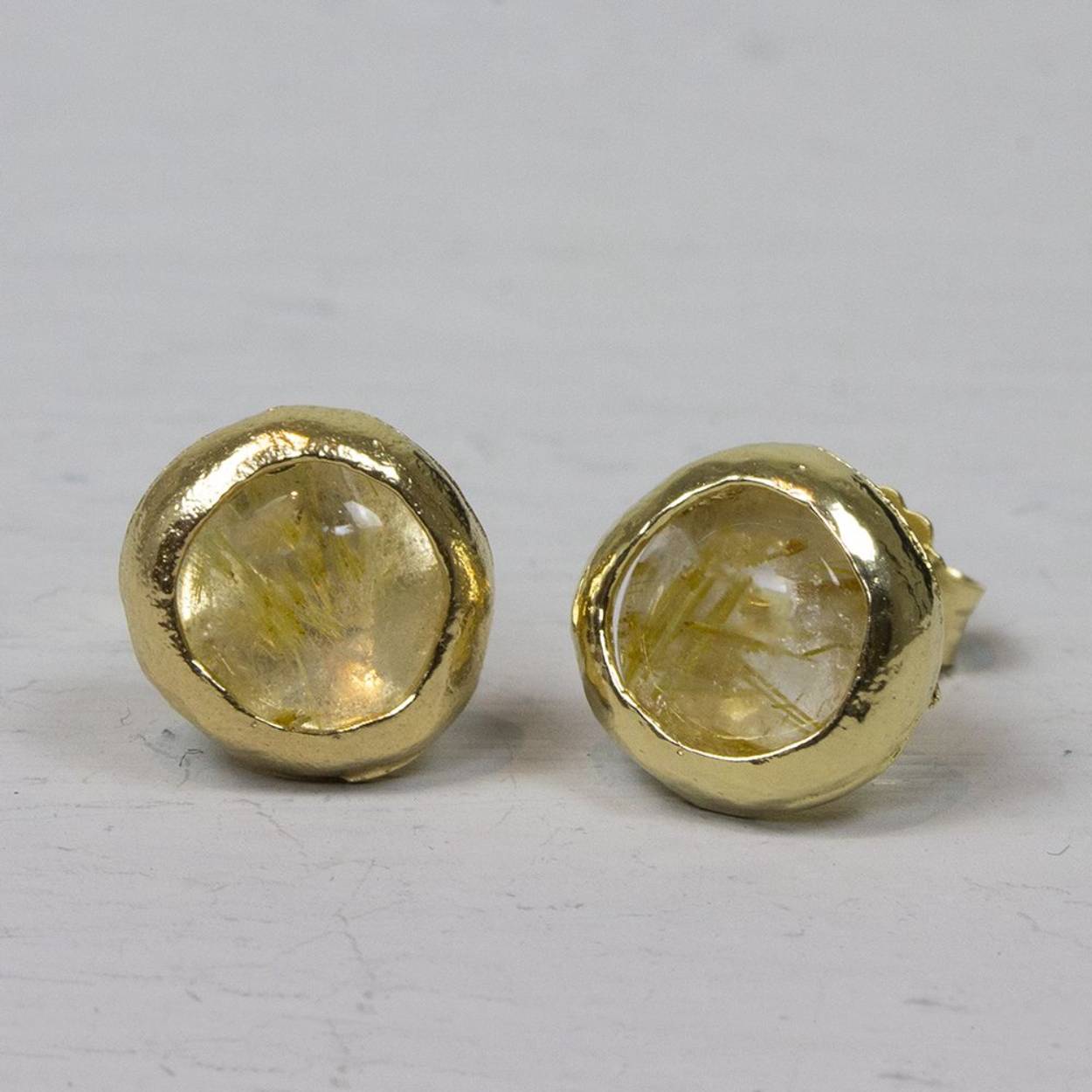 Oorsteker gemaakt van zilver verguld met Rutielkwarts. Rutielkwarts is een kalmerende en opbeurende steen. Het geeft hoop, bevordert oprechtheid, onafhankelijkheid en eigenliefde.