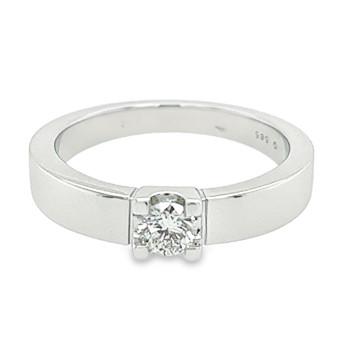 Deze witgouden solitair ring heeft een werkelijk schitterende uitstraling. De briljant geslepen diamant zorgt voor deze prachtige schittering. Het totaal karaat gewicht is 0,20 en de briljant is van mooie kwaliteit met zuiverheid SI1 en kleur Light Tinted White + Crystal. Een witgouden ring met echte diamant is een van de mooiste combinaties, omdat de schittering van de diamant optimaal wit van kleur is. De diamant is gezet tussen vier stevige zetpoten. Deze ring is erg solide gemaakt en de scheen is erg stevig.
