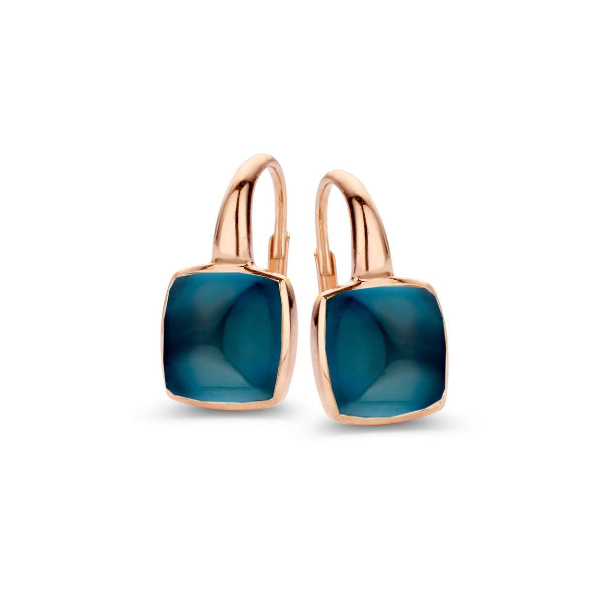 Deze prachtige One More 18kt Rose Gouden Oorbellen zijn voorzien van London Blue Topaas edelstenen voor een elegante uitstraling. De oorbellen zijn perfect voor dagelijks gebruik of voor speciale gelegenheden. Draag ze met een chique jurk voor een glamoureuze look of met een casual outfit voor een beetje extra sprankeling. Een must-have toevoeging aan elke sieradencollectie!