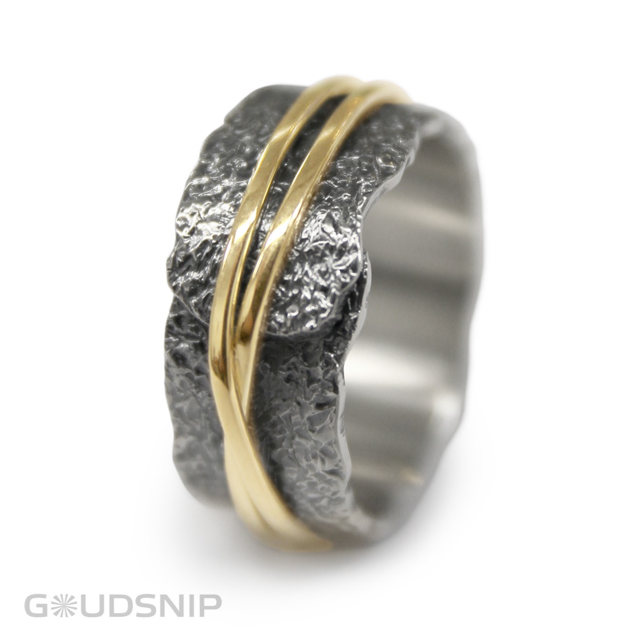 Geoxideerde zilveren ring met structuur met een geelgouden band. Deze ring is ontworpen en vervaardigd in ons eigen atelier. 
