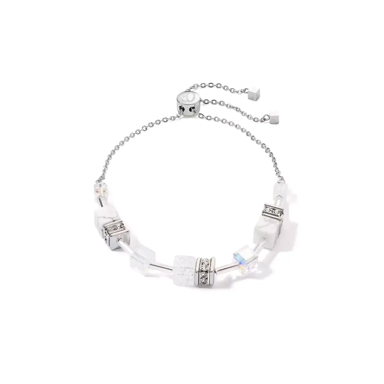 Sprankelende Coeur de Lion 3035/10-1400 GeoCube Iconic Nature armband met witte en zilveren details. Een sensationele combinatie van Swarovski kristallen en een zilveren ketting met een in lengte verstelbare schuifsluiting om iedere pols perfect te accentueren. Het collier is verstelbaar van 30 tot 79 cm. De breedte van de kristallen is 0,6 cm.