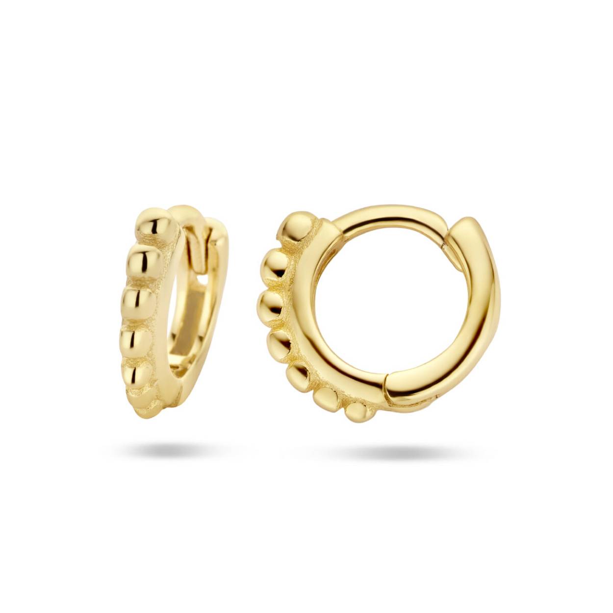 Geelgoud op 925 zilveren klapoorringen uitgevoerd met bolletjes van 2mm. Geen garantie op plating.