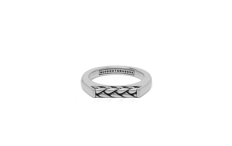 Deze smalle en verfijnde zegelring is gemaakt van 925 sterling zilver en heeft een gedetailleerd ontwerp. Het reliëf aan de bovenkant van de ring is gebaseerd op de George familie en betreft een Balinese weeftechniek. Creëer een stoere en tijdloze look met deze handgemaakte en verfijnde ring. Voor een complete zegelring stack je de Tangguh George met de Tangguh Barbara en Tangguh Logo. De Tangguh familie is een nieuwe lijn in de Heritage collectie en bestaat uit zes handgemaakte en tijdloze zegelringen. Deze ring valt in de categorie smalle ringen.