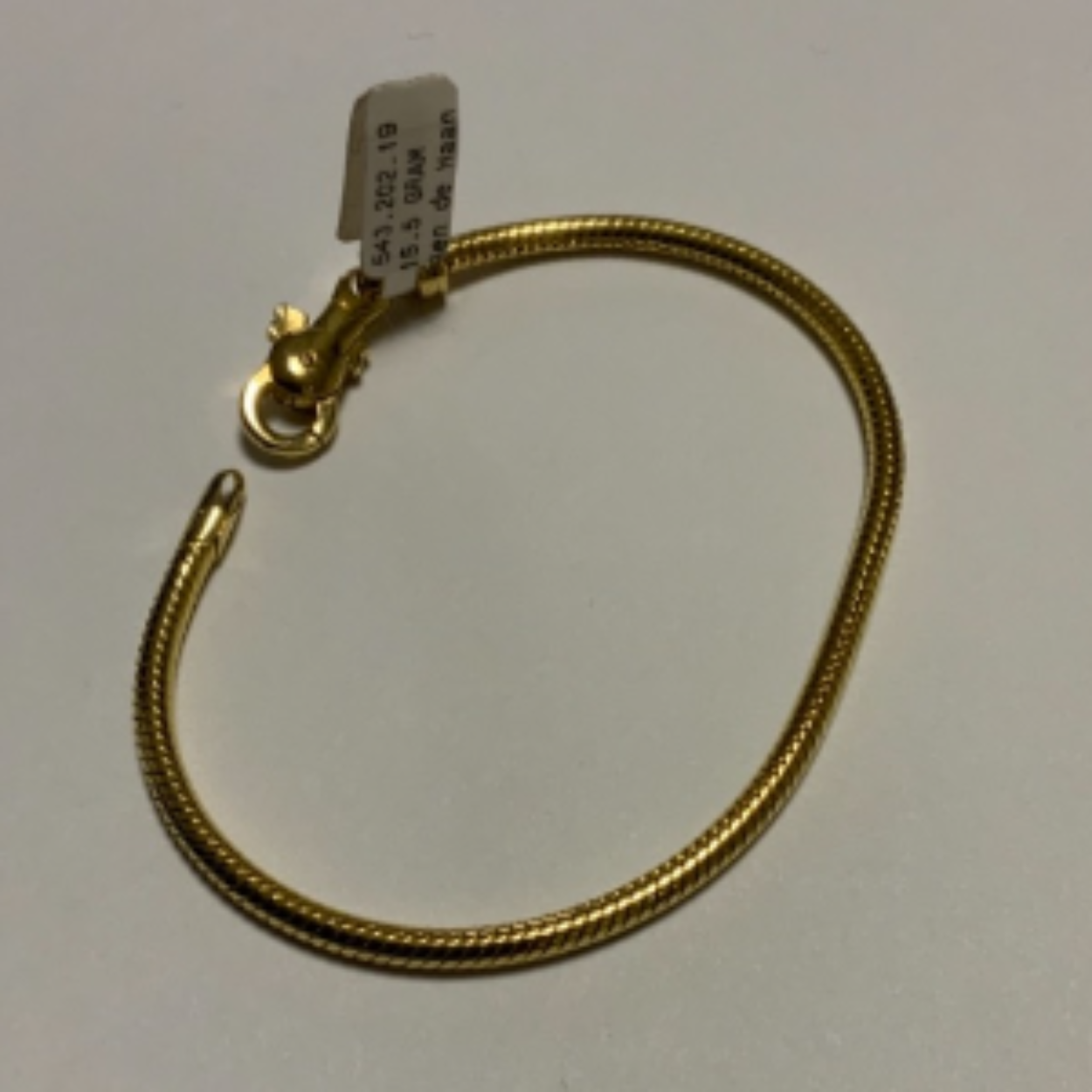 Goud Tedora slang armband met luxe slot 19 cm , 3 mm.