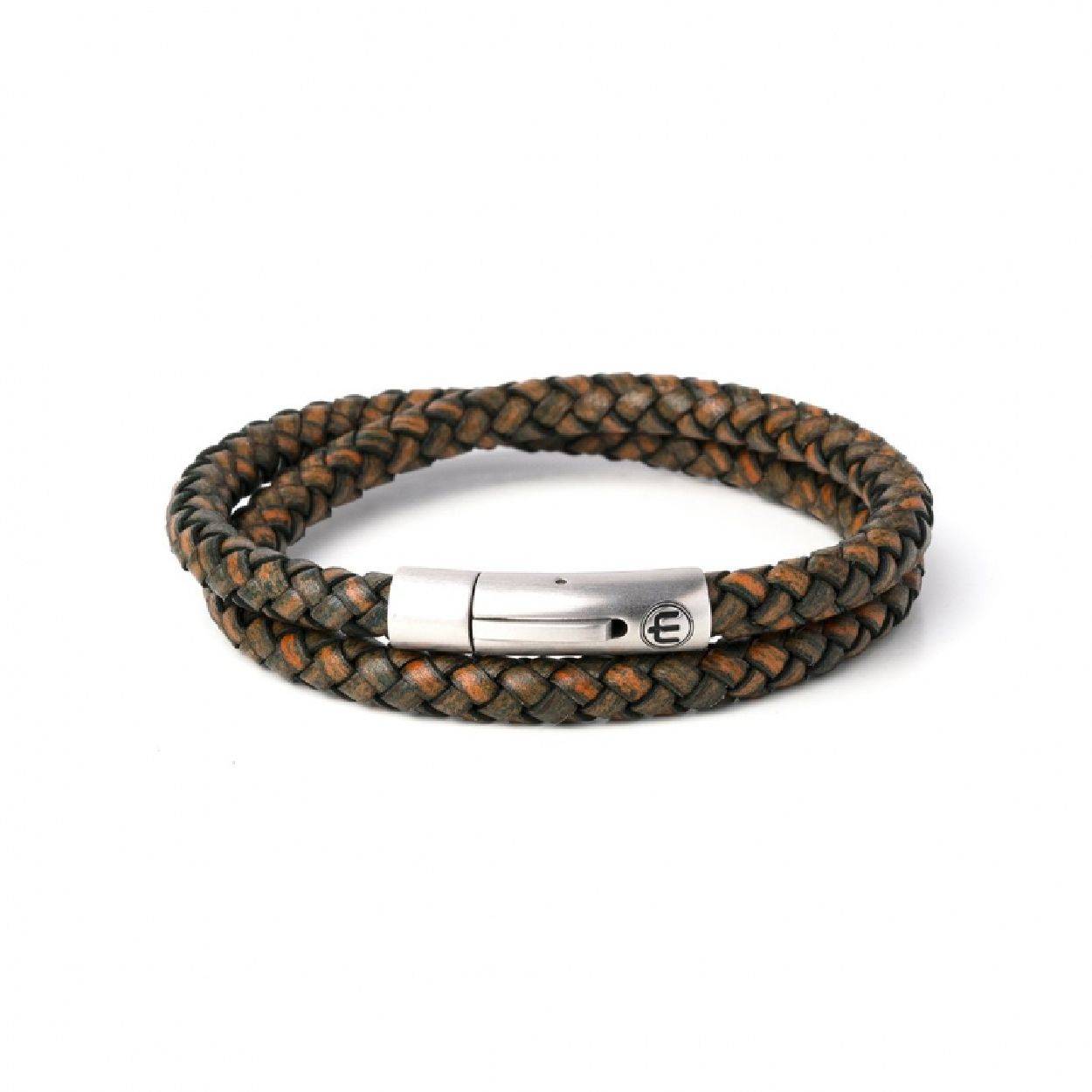 Deze Armband van het merk MUSTHEF heeft de kleur BRUIN. MUSTHEF LEATHER-SILVER-BROWN WRAP 8MM