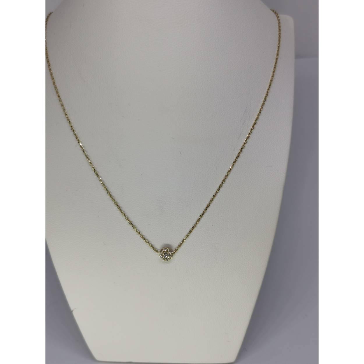 14 Karaat geel gouden fijne schakel collier met zirkonia's in halo zetting. Alle zirkonia's zijn briljant geslepen. De lengte van het collier is 42 cm.

Leuk om te combineren met de ring EBRZ0033.

Dit collier met hanger is ook leverbaar met briljant geslepen diamant, zie artikel EBCD0007.