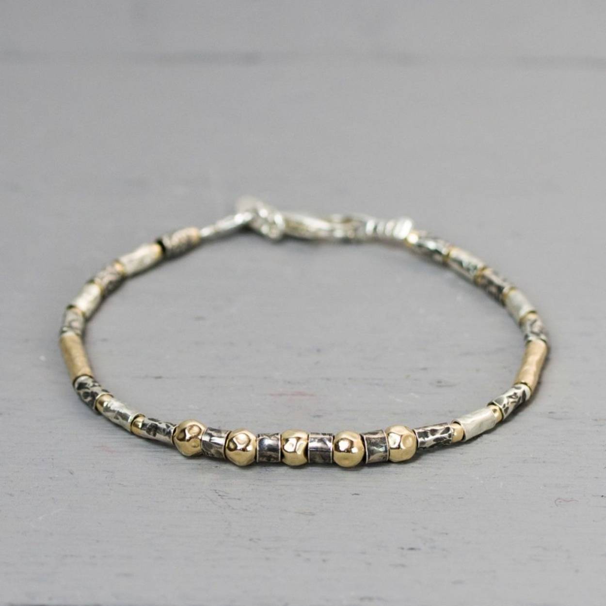 Een nieuwe armband in de serie  die  'buisjes" armbanden  genoemd worden. Deze armband is gemaakt van 925 sterling zilver, geoxideerd zilver en Goldfilled. Heel mooi te combineren met goud en zilver 