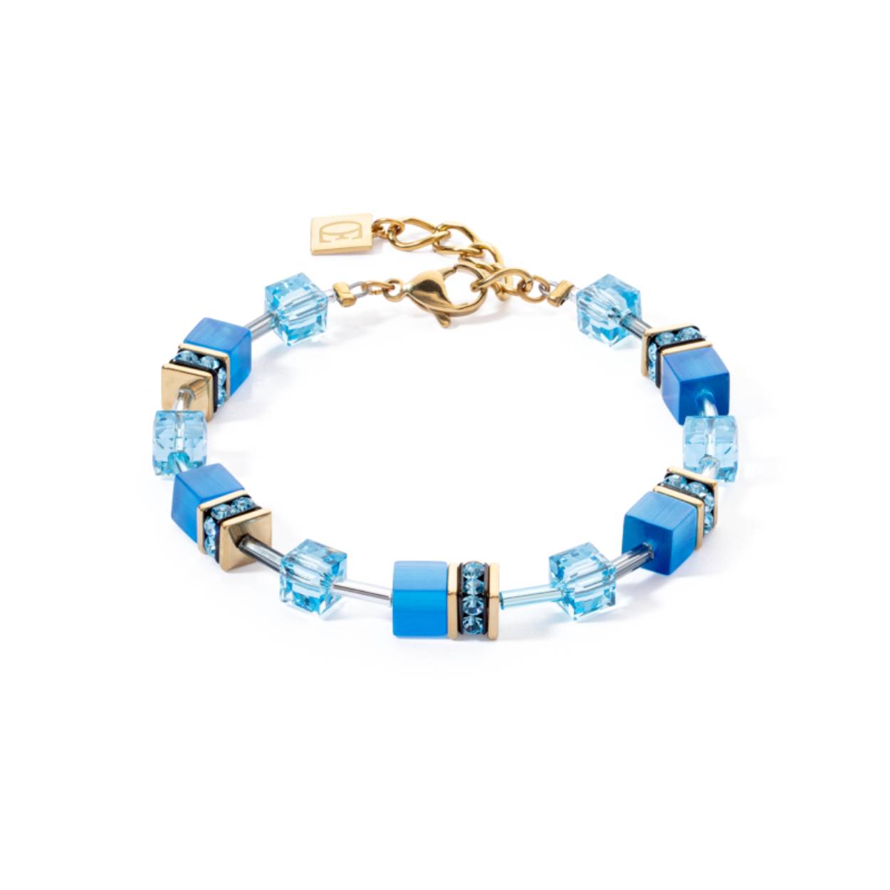Deze goudkleurige armband van Coeur de Lion is uitgevoerd met blauw kristal, synthetisch tijgeroog en strass. De draaglengte is tussen de 18.5 en 21.5 cm.