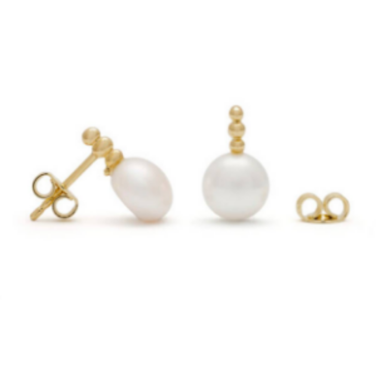 Hippe oorknopjes met platte parel. Deze oorknopjes zijn onderdeel van een set. In dit model zijn ook een ring en hanger verkrijgbaar en kunt u vinden op de website.