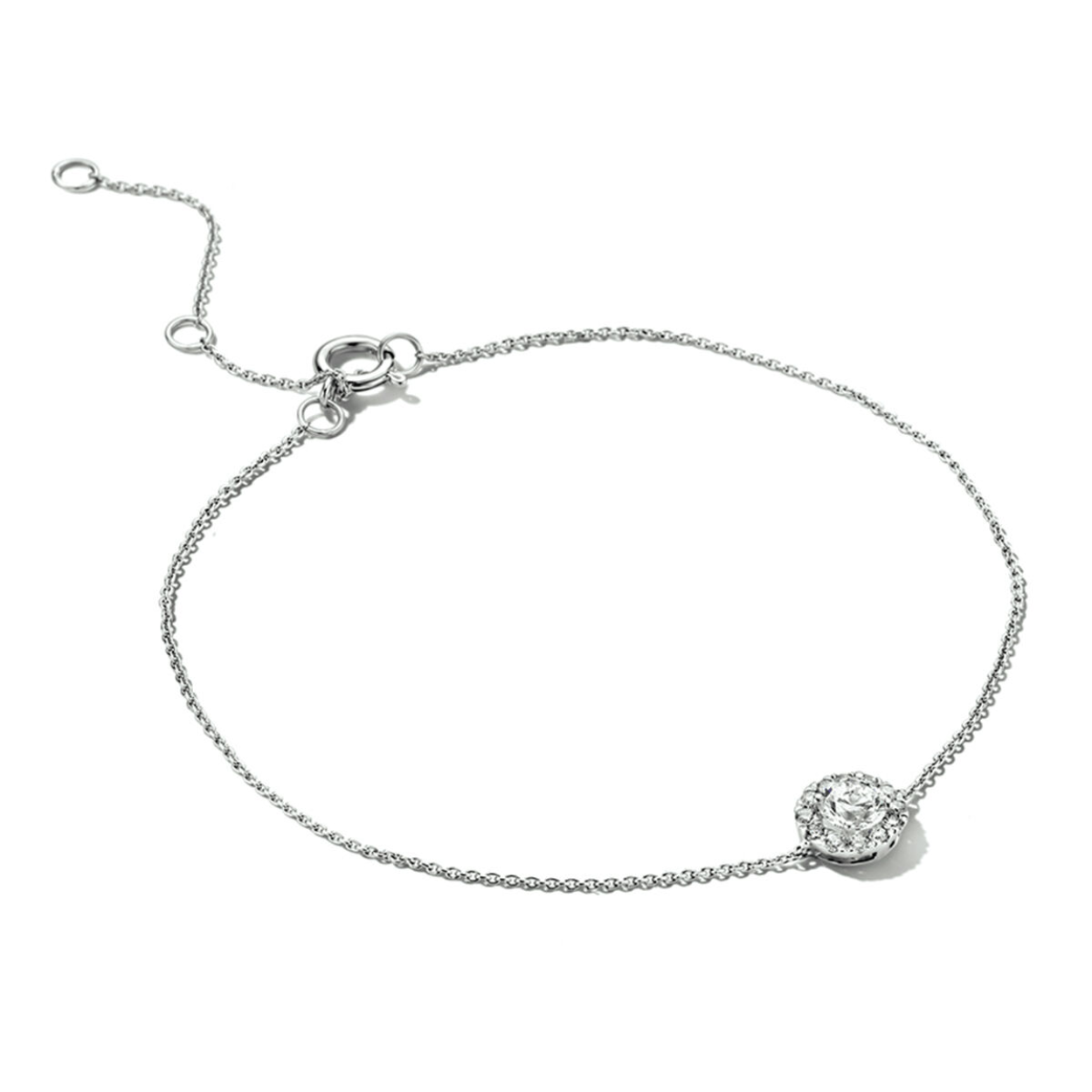 14k Witgouden armband met palladium legering en draaglengtes van 15.5, 17.5 en 19.5cm. De ring is uitgevoerd met een Made Diamond. Made Diamonds zijn diamanten die ontstaan in een laboratorium. Onder extreem hoge druk en temperatuur wordt het natuurlijk ontstaansproces nagebootst met als eindresultaat een diamant met dezelfde chemische eigenschappen maar met een andere oorsprong.