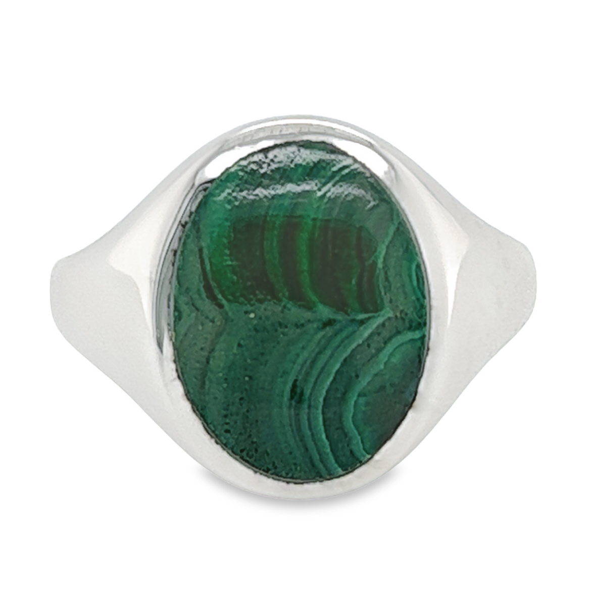 Deze prachtige zilveren ring is een echt sieraad voor de dames. De ovale malachiet steen in het midden van de ring maakt dit sieraad extra bijzonder en uniek. Het gerhodineerde materiaal zorgt ervoor dat de ring niet snel zal verkleuren en zijn glans behoudt. Het ontwerp van de ring is elegant en fijn, waardoor het perfect is voor elke gelegenheid.
