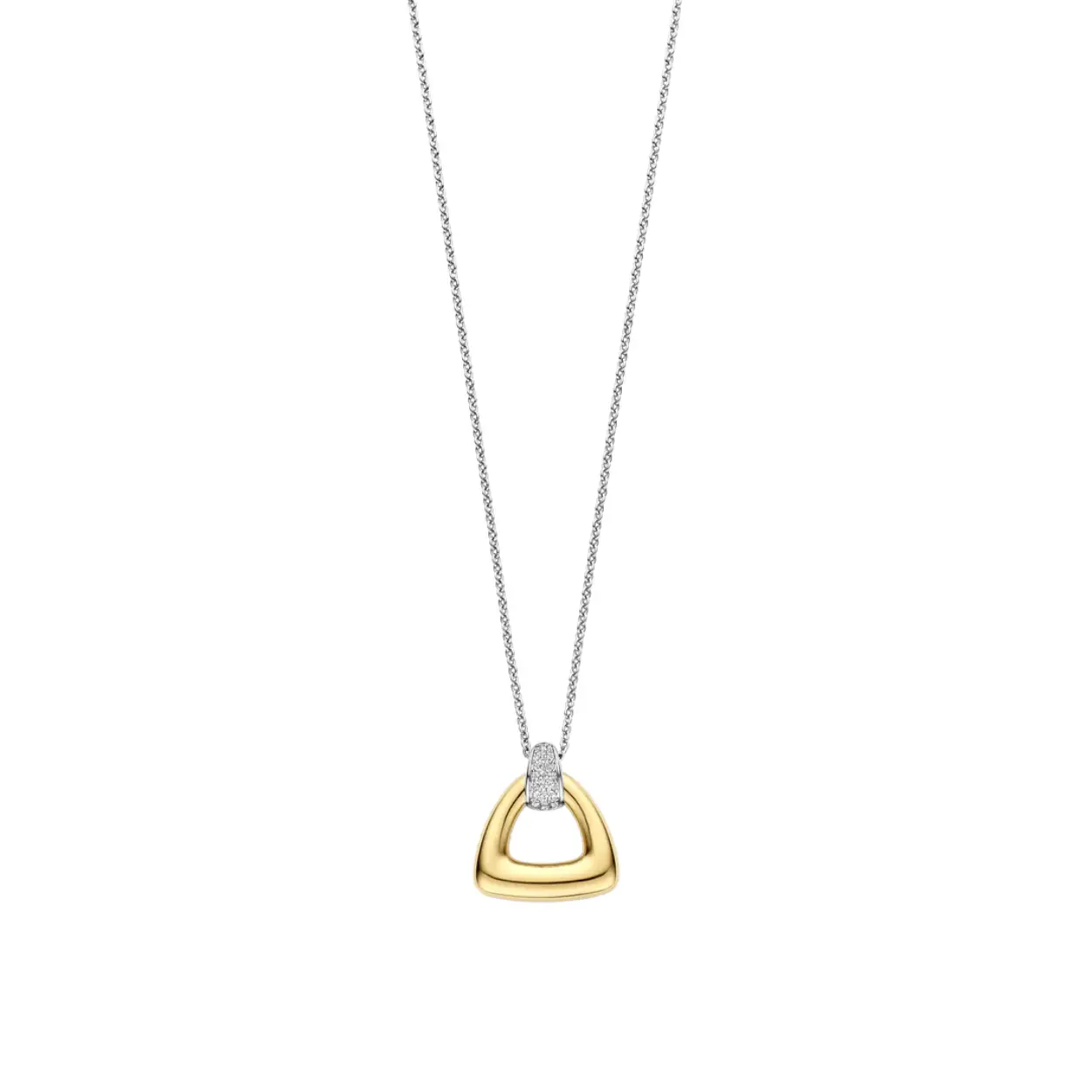 Vier sculpturale eenvoud met dit TI SENTO vergulde collier 34108ZY. De hanger toont een krachtig, driehoekig silhouet met zachte, afgeronde randen en is afgewerkt met een stralende goudkleurige vergulding. Hangend aan een pavé gezette houder met witte zirconia vindt het ontwerp de perfecte balans tussen minimalisme en glamour. Vervaardigd uit hoogwaardig 925 sterling zilver rust deze geometrische hanger moeiteloos op het decolleté en vangt hij het licht bij elke beweging. De strakke lijnen en hoogglanzende afwerking maken dit tot een opvallende keuze voor dagelijks gebruik of om te combineren met andere colliers voor een zorgvuldig samengestelde, expressieve look. Een elegant designersieraad dat naadloos past in zowel moderne als klassieke garderobes, dit vergulde hanger-collier is ideaal voor wie op zoek is naar verfijnde, tijdloze stukken met een architectonische twist. Nikkelvrij en hypoallergeen, het biedt luxueus comfort en blijvende kwaliteit.