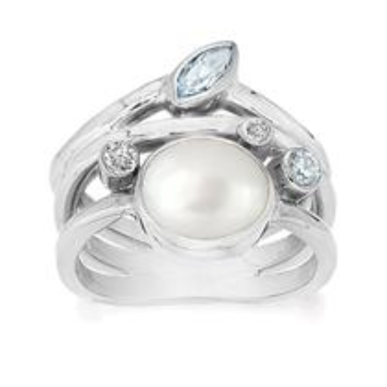 Deze sterling zilveren ring heeft in het midden een mooie witte parel van 10 x 8 mm. De ringband is afgewerkt met twee blauwe topaas stenen van 6 x 3 mm en 3 mm en twee witte topaas steentjes van 2 mm en 2,5 mm. . Rabinovich sieraden kenmerken zich door de prachtige eenvoudige en stijlvolle ontwerpen. Rabinovich is een klassiek en persoonlijk Deens sieradenmerk en onderscheidt zich door gebruik te maken van echte edelstenen in combinatie met zilver, verguld zilver en zilver met gouden elementen. Daarbij wordt er gebruik gemaakt van strakke en ronde vormen en verschillende kleuren parels en stenen. Het zilver wordt op dusdanige manieren gebruikt dat het niet alleen de bekende glanzende zilverkleur heeft, er wordt ook veelvuldig gebruik gemaakt van geoxideerd zilver wat de prachtige vaak wat wat meer matte zwart zilveren kleur oplevert. De passie van Rabinovich? Dromen vastleggen, gedachten te grijpen en beide omzetten in mooie en vrouwelijke sieraden. Let op: Deze zuivere, natuurlijke materialen zijn volstrekt uniek. Ze verschillen in kleur en hebben unieke insluitsels en kenmerken waaraan hun ouderdom en natuurlijke schoonheid te zien zijn.