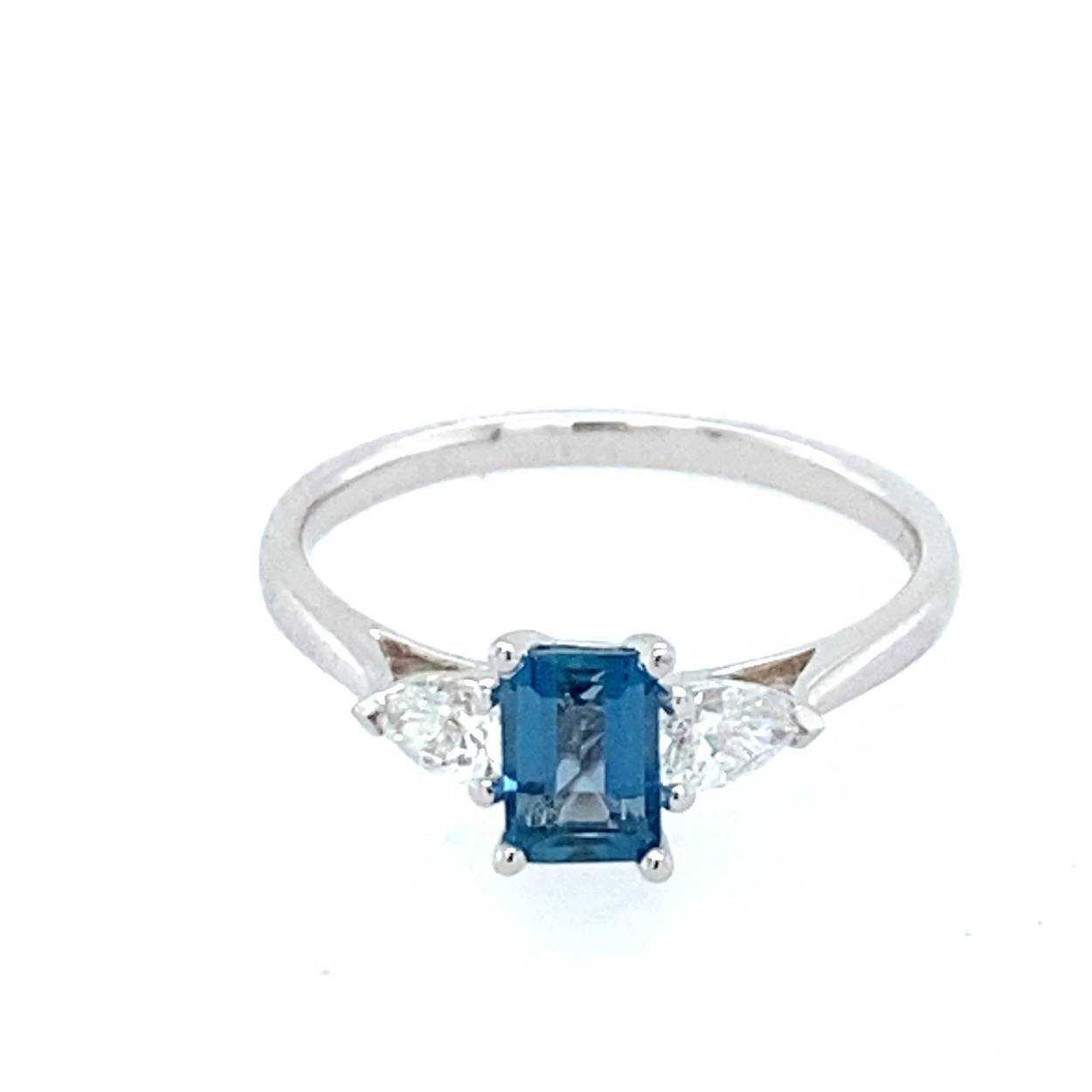 witgouden damesring met london blue topaas en peer geslepen diamant 
0.74 ct topaas en 0.32ct diamant
 topaas en 