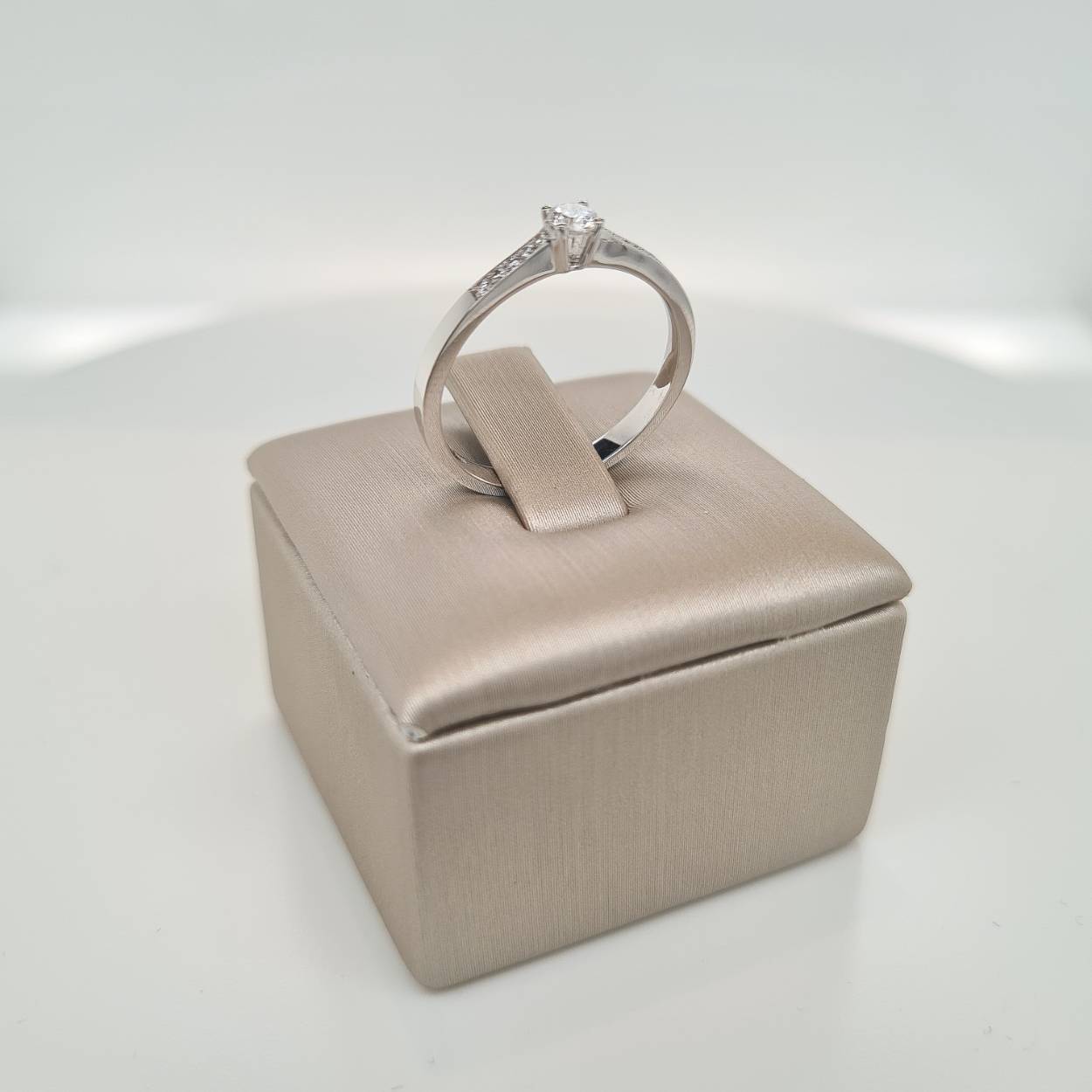 Prachtige 14krt witgouden ring met diamant, 1-0.12/10-0.05 Crt H SI. 

De maat van de ring is 53 (17). Heeft u een andere maat, neem dan gerust contact met ons op.