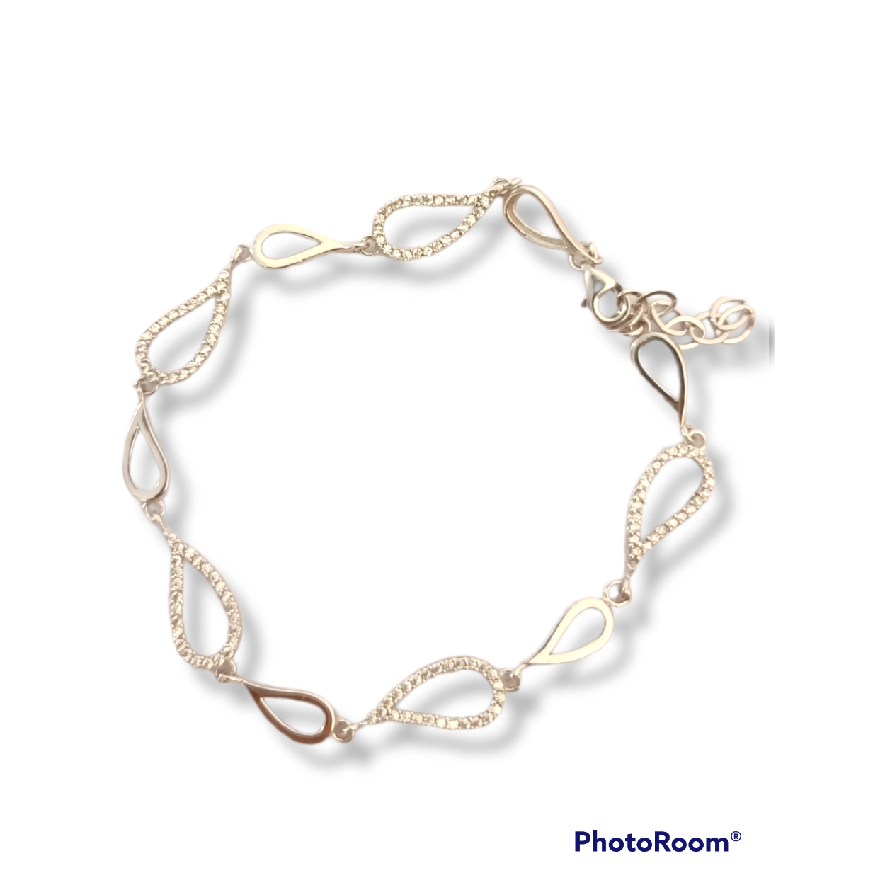 Alle sieraden uit de juwelier rijk collectie zijn vervaardigd van 925 sterling zilver. Dit merk bestaat uit een collectie van zilveren sieraden met steen en zonder steen. De soorten steen die worden gebruikt bij dit merk zijn zirkonia en diamant.
