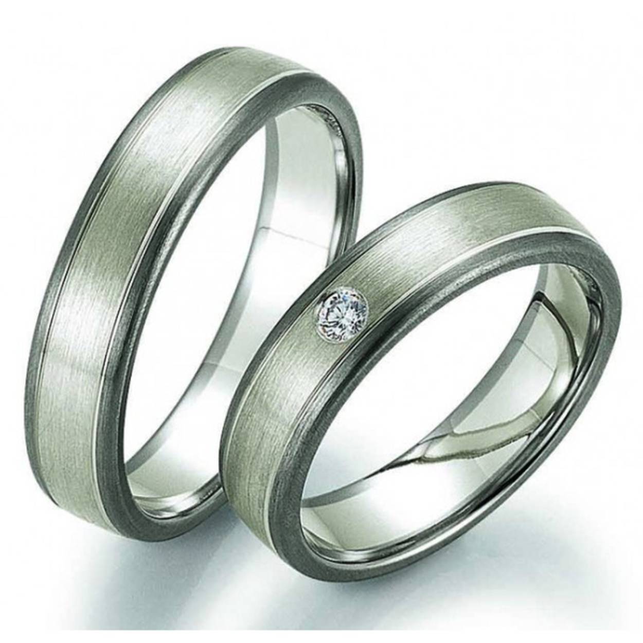 9 karaat witgoud/palladium trouwringen. Mat 5 mm breed. De damesring is gezet met 0.05ct briljant
De prijs is op aanvraag