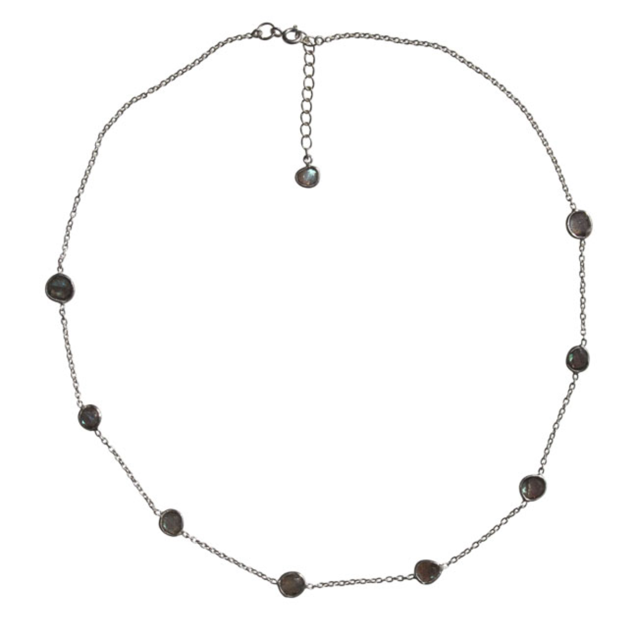 Zilveren collier versierd met verschillende labradoriet stenen.