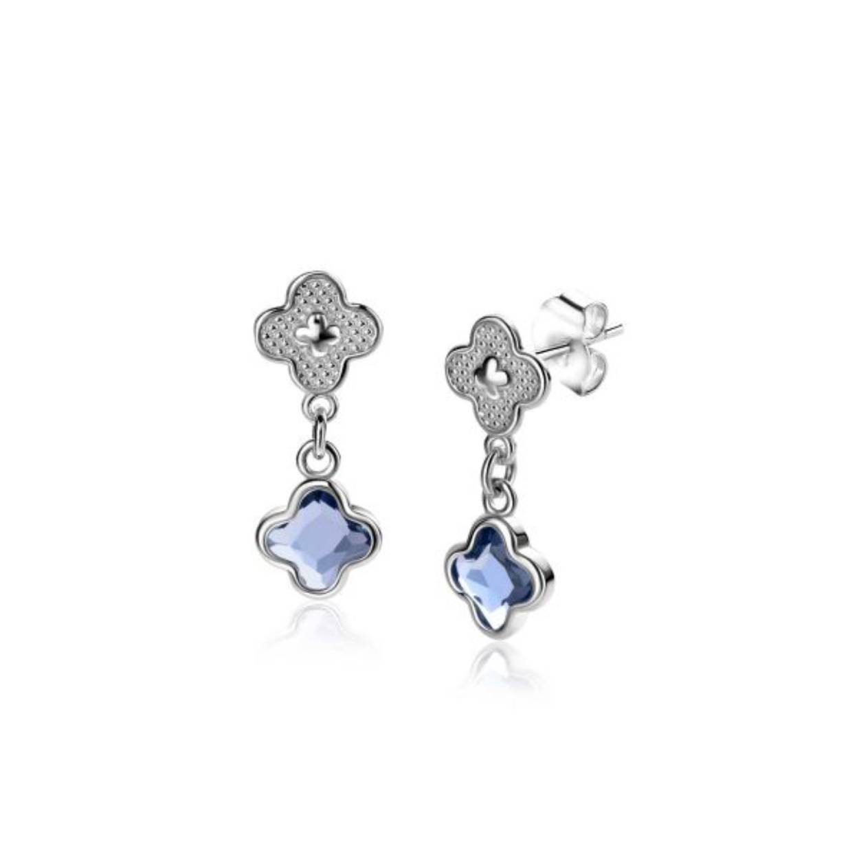 ZINZI zilveren oorsieraden met een prachtige combinatie van sierlijke klavers. De onderste klaver is bezet met een blauwe kleursteen. De oorsieraden zijn 20mm lang en mooi te combineren met de bijbehorende ketting en armband! Vervaardigd van eerste gehalte zilver (925) en voorzien van een extra rodiumlaag. vergulding.