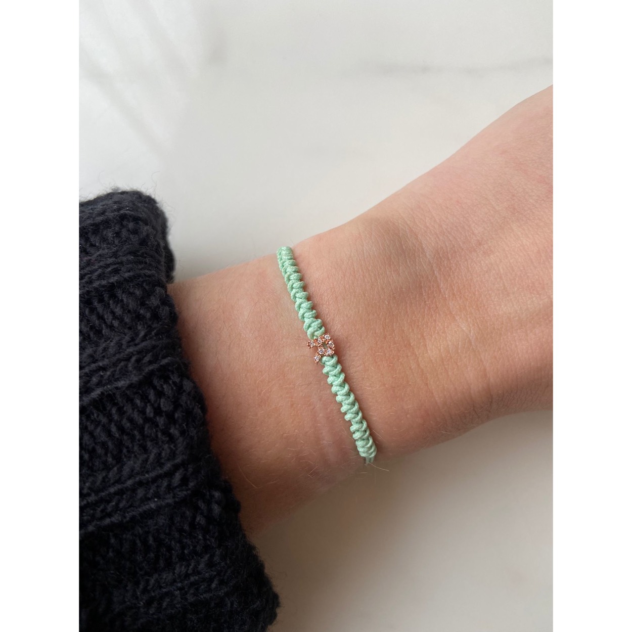 Met deze Letter Bracelet voeg je de perfecte armband toe aan jouw collectie sieraden. Kies jouw favoriete kleur koord om deze armband helemaal naar wens te maken. Alle sieraden van de Franky's Treasure Collectie zijn van 18 karaat goud gemaakt.