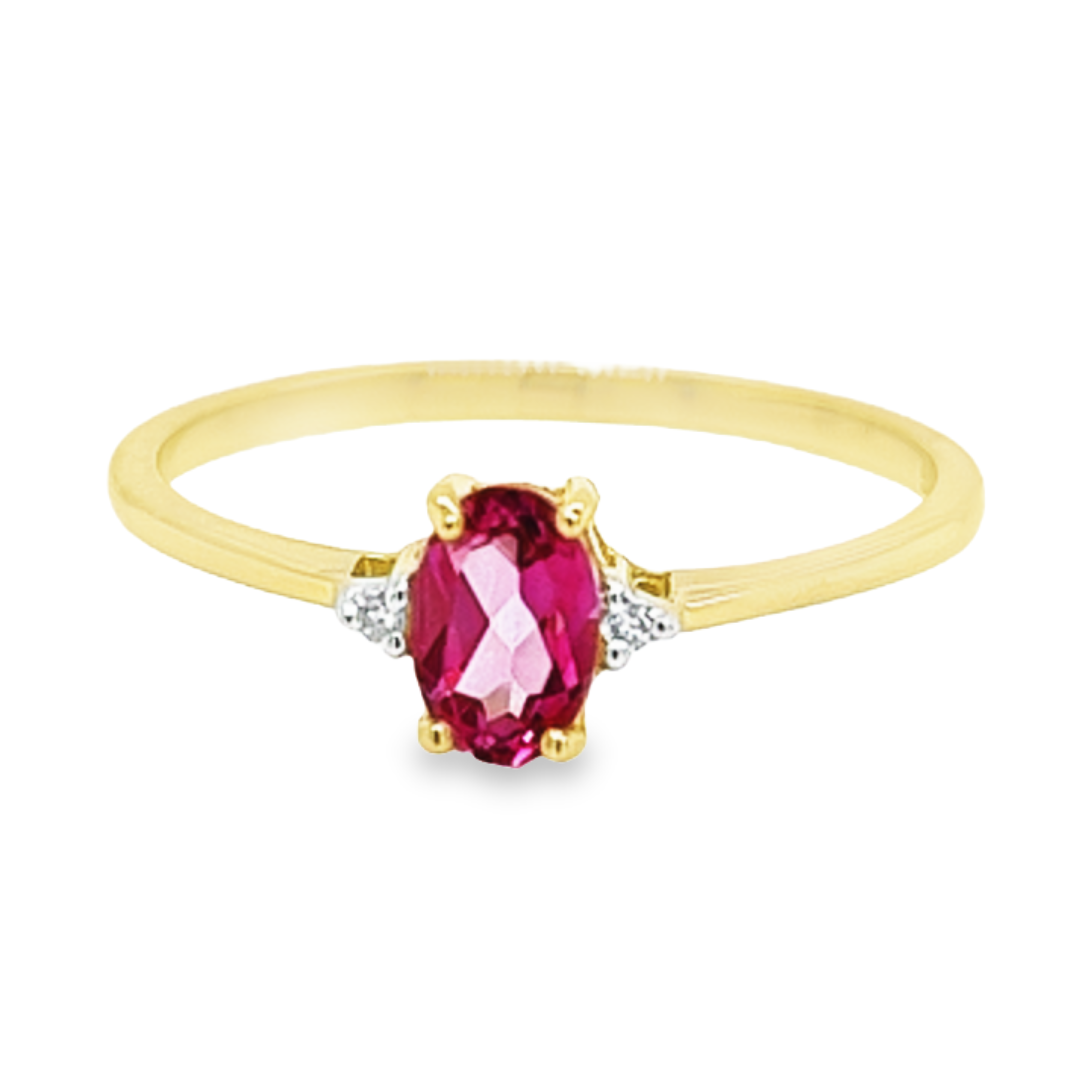 Deze geel gouden kleursteen ring bevat een prachtige Mystic Pink (roze) topaas met twee diamantjes ernaast. De topaas is ovaal geslepen en gezet tussen vier zetpoten. Deze ring is ontzettend elegant en heeft mooie subtiele uitstraling.