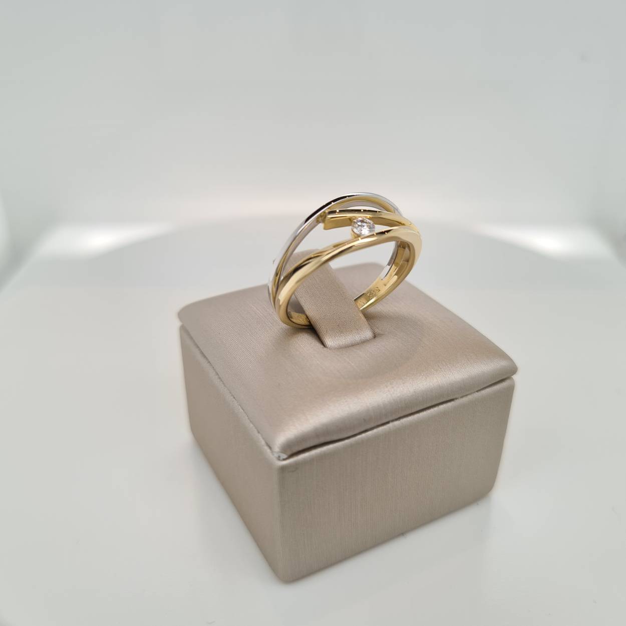 Prachtige 14krt geel- en witgouden ring met diamant, 0,09crt H Si. De maat van de ring is 55 (17,5). Heeft u een andere ringmaat, neem dan gerust contact met ons op.