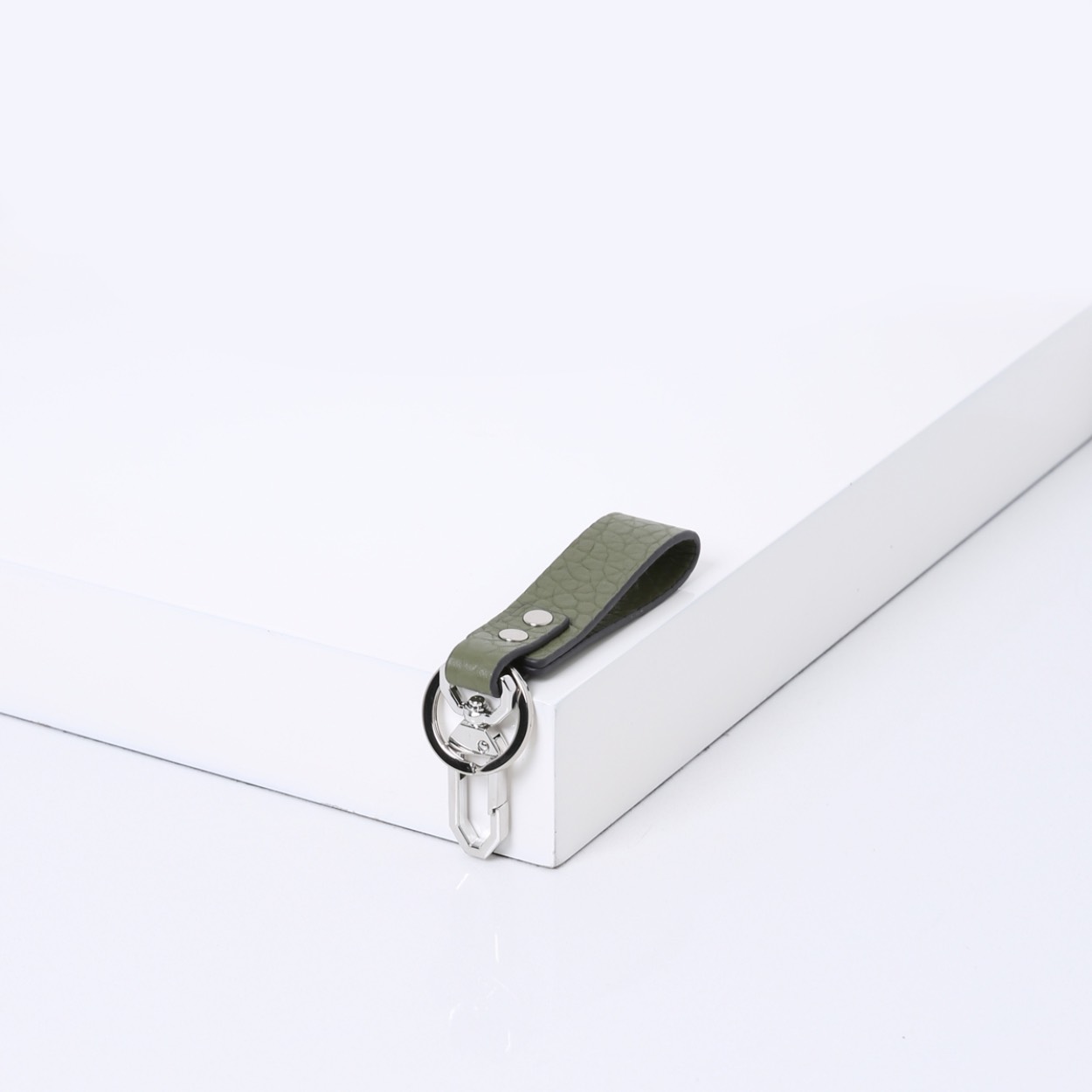 De SMAAK KEYCHAIN is verkrijgbaar in zacht soepel rundleer en stevig rundleer met een reliëfpatroon van olifantenhuid.
 
Uniek aan deze klassieke sleutelhanger is dat deze naast de ring een extra haakje bevat met een subtiel logo erin gegraveerd. Zo kun je de sleutelbos gemakkelijk vastklikken aan bijvoorbeeld je tas of riemlus.
 
Een must-have voor jezelf, maar ook leuk om cadeau te geven!