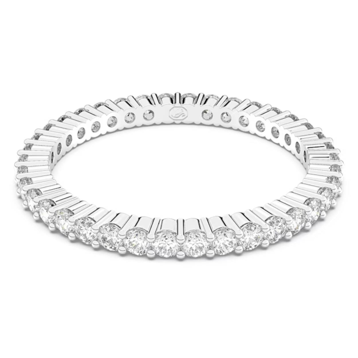 Deze Vittore-ring is ideaal voor een subtiele schittering. Het sieraad bevat een prachtige combinatie van heldere ronde stenen met een rhodium toplaag, wat zorgt voor een tijdloze en luxueuze uitstraling. De ring is ontworpen om van elke hoek te schitteren en kan gecombineerd worden met andere sieraden, zoals een oogverblindende cocktailring voor een effectief contrast.