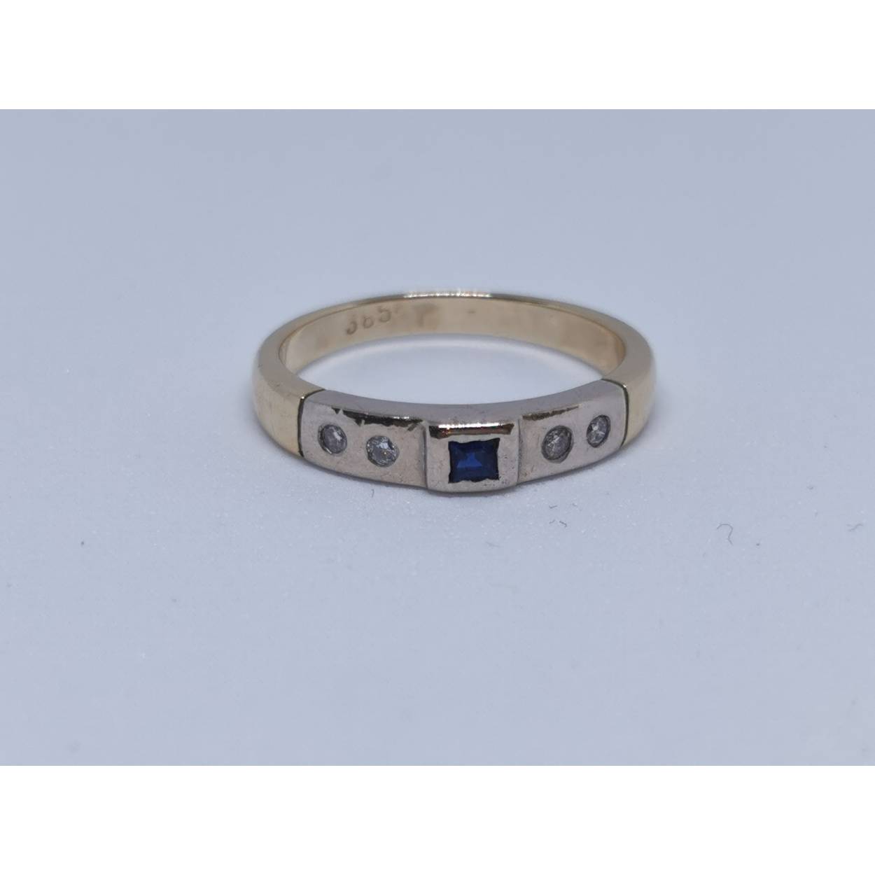 14 Karaat Ring Princess Saffier PINA-PGD14KB005
briljant 4x0.01 crt 
echte saffier vierkant slijpsel 