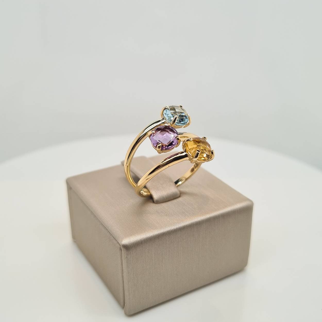 Prachtige 14 karaat gouden ring bezet met blauw topaas, citrien en amethist. De maat van de ring is 58.