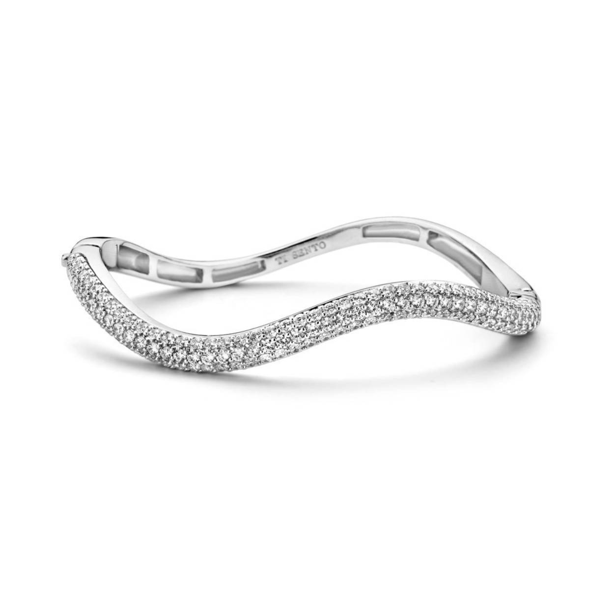 De slavenbanden van Ti Sento staan bekend om de waanzinnige uitstraling, de 2824ZI behoort tot de luxe groep. De slavenband voor dames is zilver van kleur en is aan de bovenzijde van de armband pavé gezet met witte zirkonia's. 