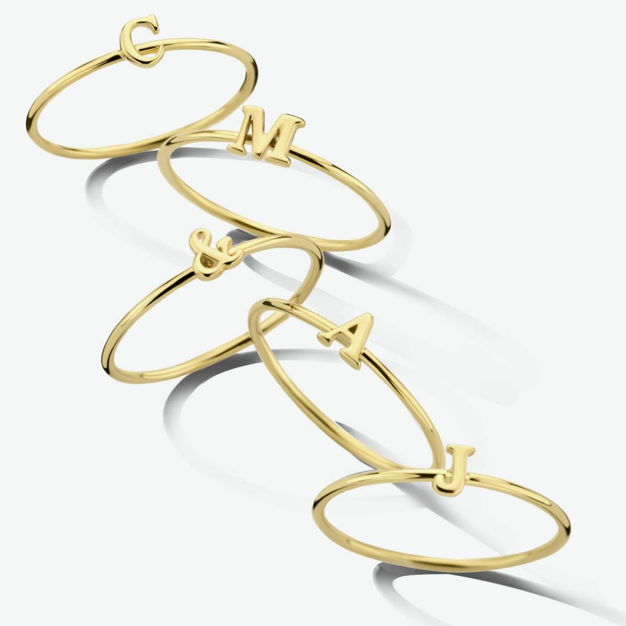 14k Geelgouden aanschuifring met de letter A. Tip: combineer deze aanschuifring met de andere letter aanschuifringen of de aanschuifring met het &-teken.
