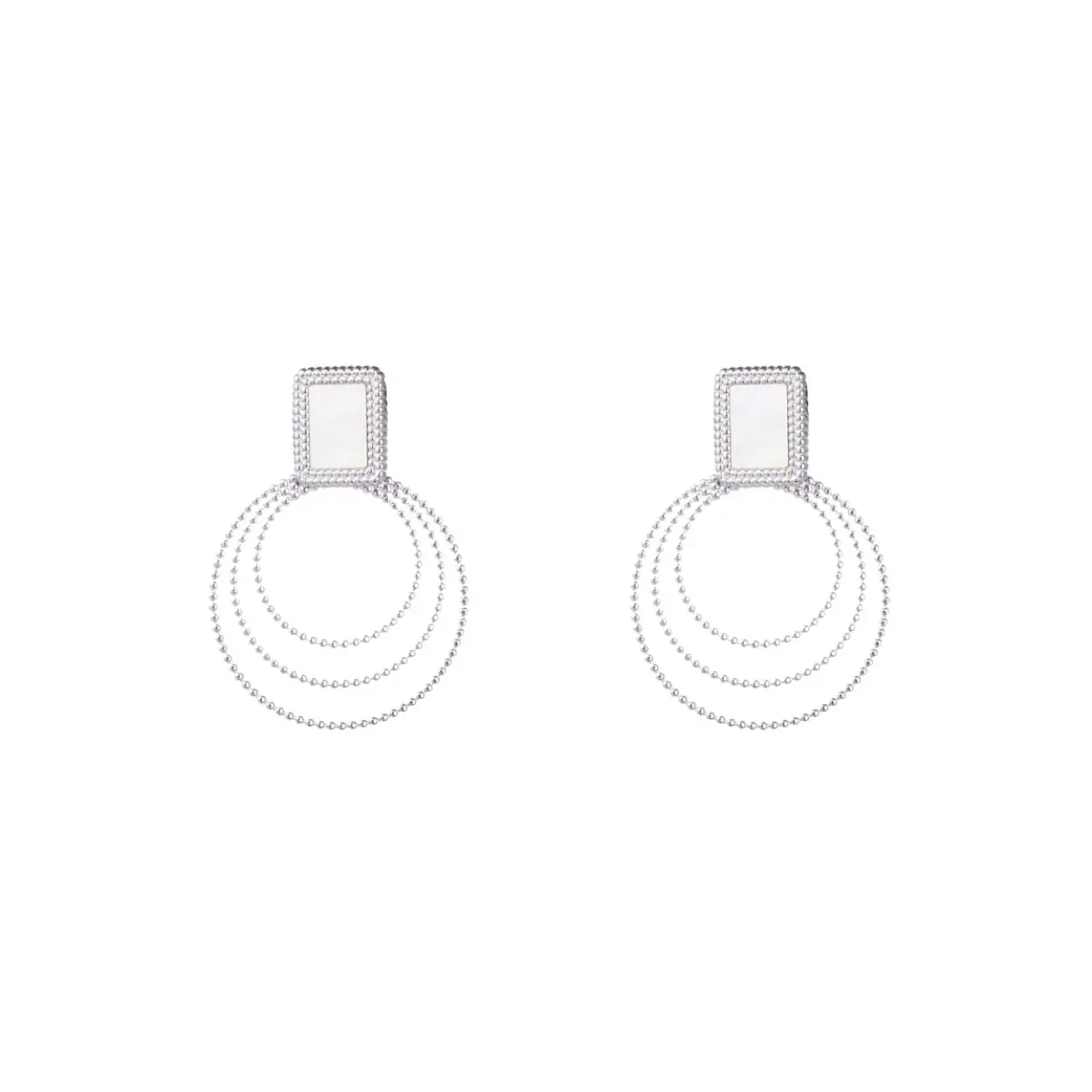 Van grote statement oorbellen tot klassieke oorringetjes of – knopjes - in onze collectie komen oorbellen in alle soorten en maten terug, maar steeds van mooie kwaliteit en in lijn met de laatste nieuwe trends.

Multi rings