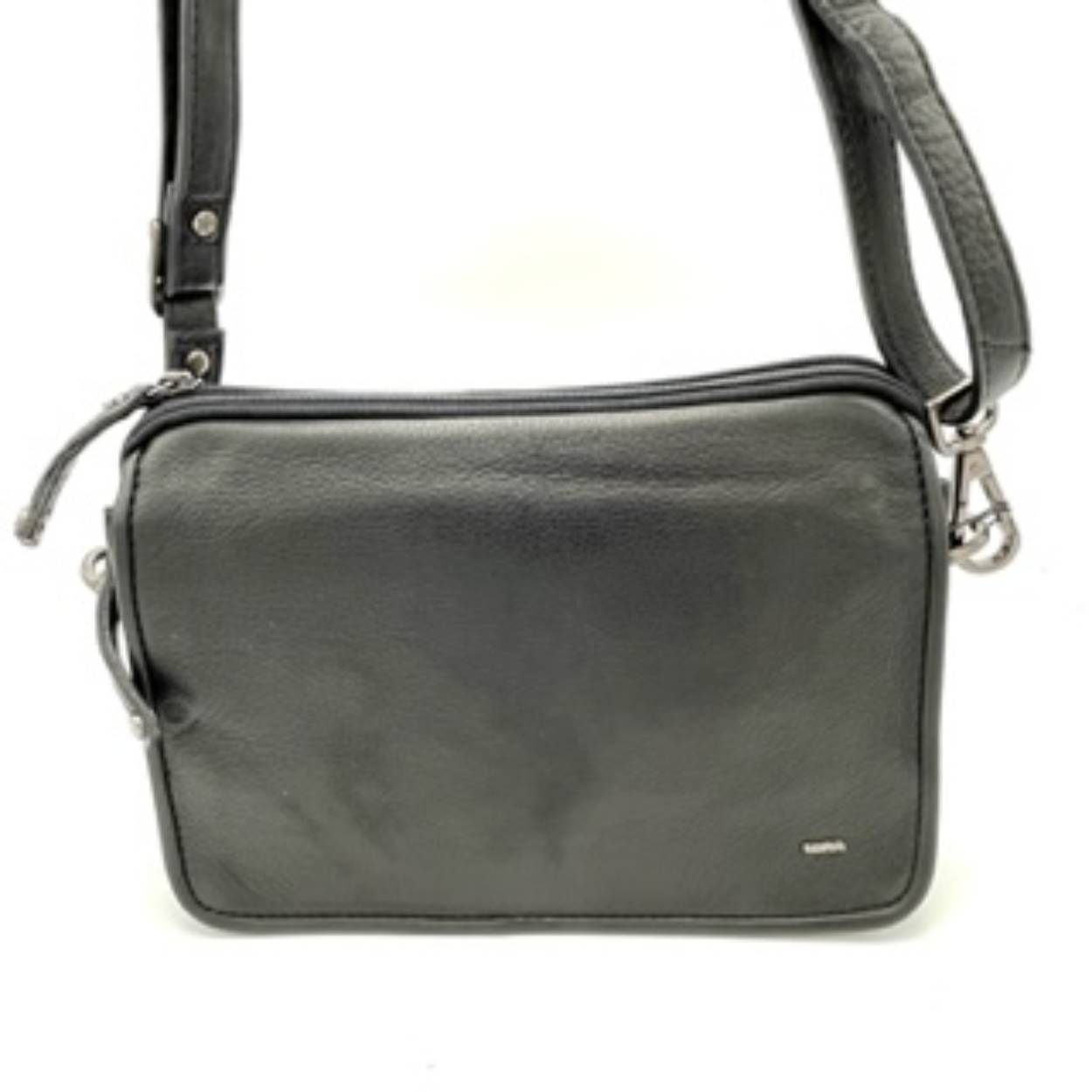 Deze Berba Crossbody-tas is gemaakt van zwart leer en heeft een verstelbare schouderband. De tas bevat meerdere vakken en een handig voorvak met rits. Het is ideaal voor dagelijks gebruik en past perfect bij elke outfit. Draag de tas over je schouder of crossbody voor een trendy look. Stijlvol en praktisch tegelijk!

Afmetingen:
Hoogte 18cm x breed 24cm